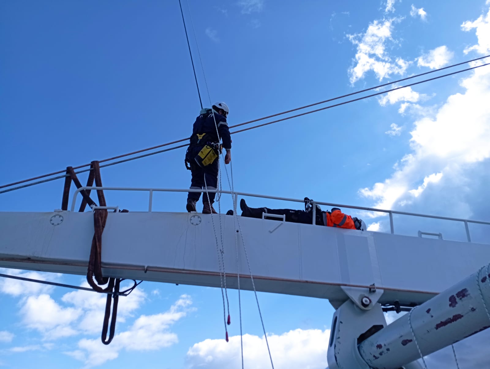 mode opératoire secours pour évacuation de personnel travaillant en hauteur (ex:mât) sur un bateau