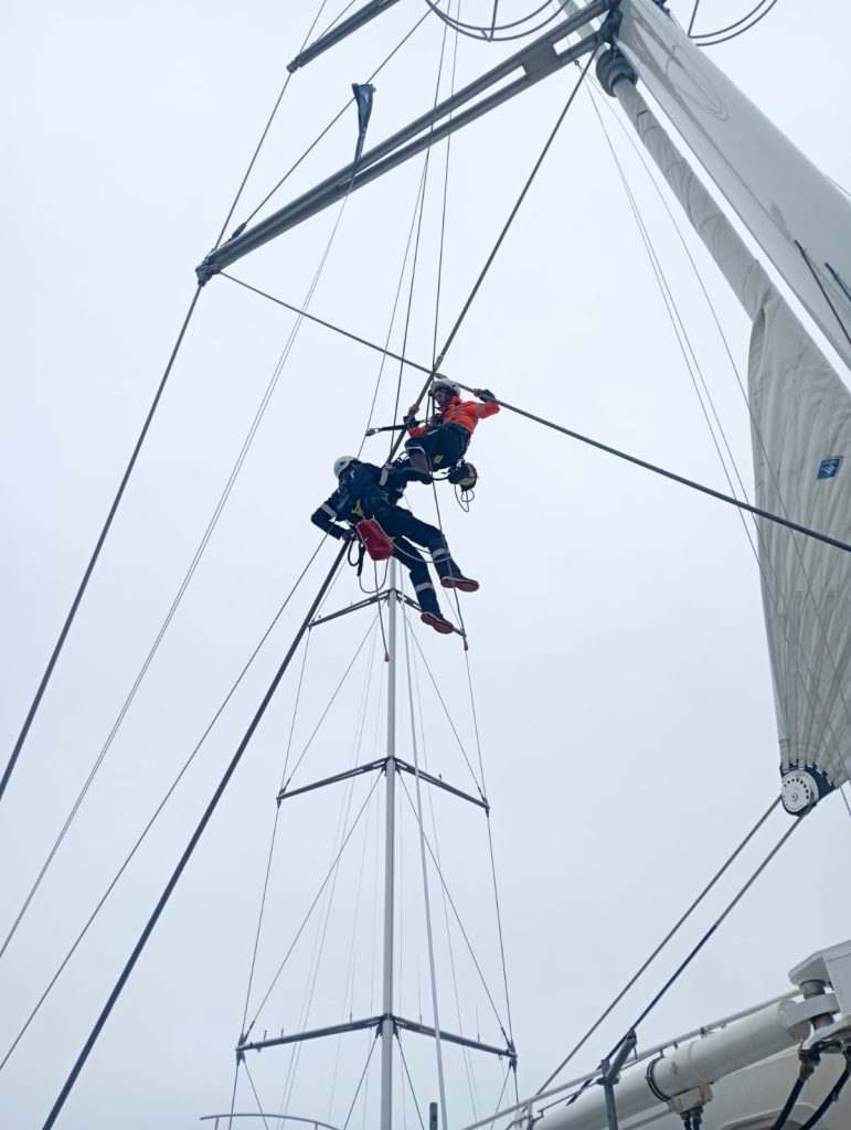 formation déplacement en sécurité dans un mât de 53m et mise en place d'un mode opératoire secours.